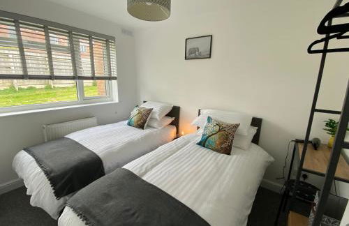 Bay - Brambles Chine, Colwell Bay - 5 star WiFi - Short walk to The Hut and beach - 1 night stays available - Ferry offers - Photo 10