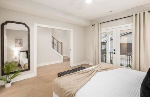 Chateau in the Village - Brand New 3BD 5BA - Foto 12