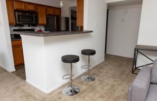 Wyndham 219 Modern 2br suite, Parking - Photo 5