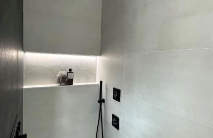 Modern Oasis w Pool Hot Tub Rooftop Deck Home Theater Mariposa Retreat by AvantStay - Foto 20