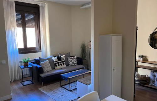 Apartment in monumental square Madrid Center - Photo 3