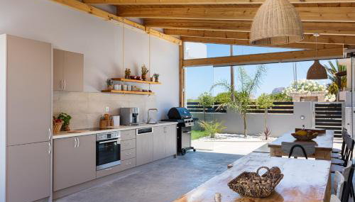 Evilio Suites, Inspired Family Retreat with Pool, Βy ThinkVilla - Foto 3, stove