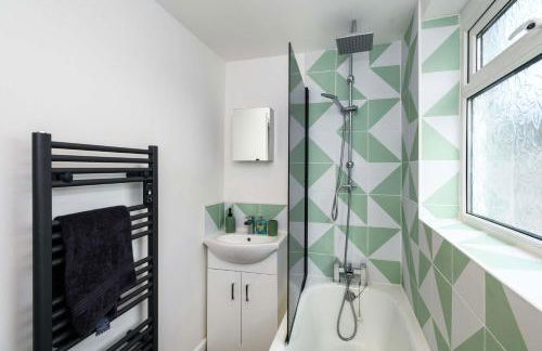 Spacious 3BR Home w Terrace - Ideal for Groups - Photo 8