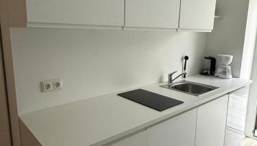 Zentrales Apartment mit Terrasse neu renoviert - Foto 2