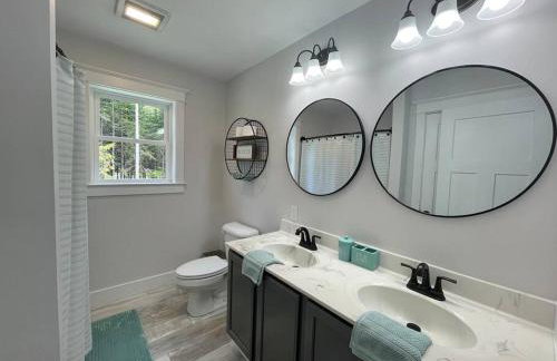 Luxury Waterfront Retreat with Hot Tub Near Acadia - Foto 23