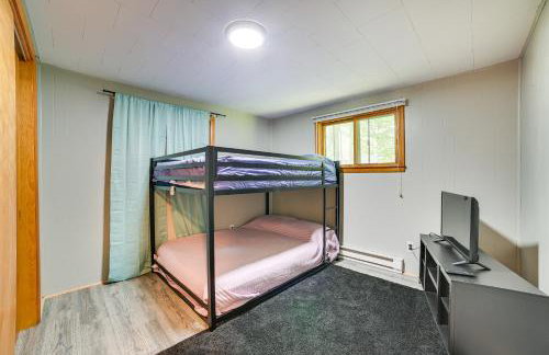 Prudenville Family Home with Game Room and Fire Pit! - Foto 12