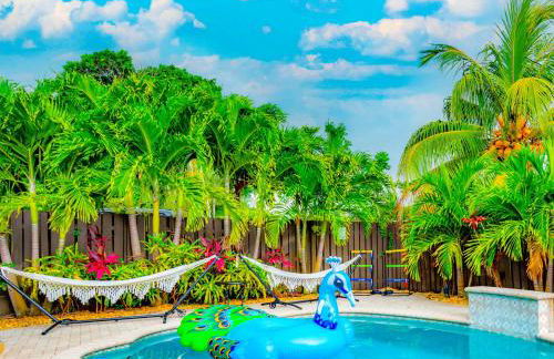 Colorful Home - Pool - Game Room - Basketball Court - BBQ & More - Photo 2