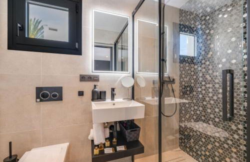 VACATION MARBELLA I Villa Marbesa White Pearl, Two Private Pools, 3min walk to the Beach, Fastest WiFi, Built in 2024 - Photo 31