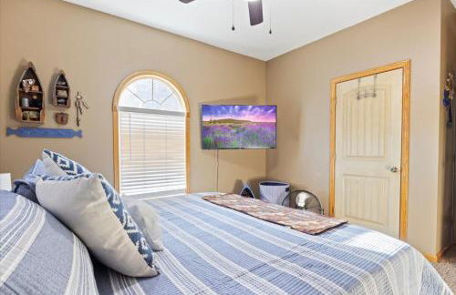 Lakefront Family Retreat w/ Views, Boat Slip - Foto 28