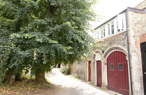 Central Medieval Grid Unique home with Gated parking - Foto 45