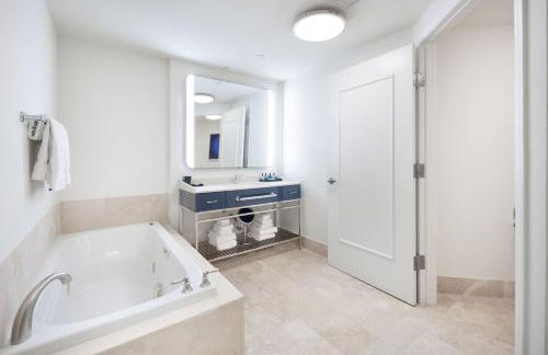 Fontainebleau Hotel Ocean View Fits 6! 1 BED/2 BA - Photo 32