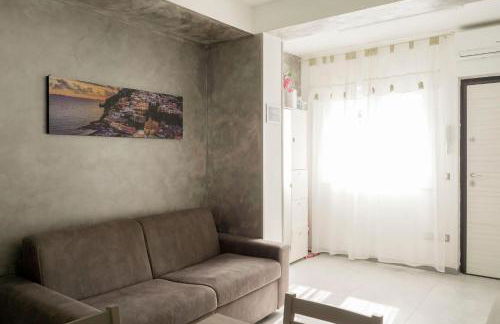 De Rosa Home Appartamento 4 posti letto, vicino al centro e al mare, con terrazza, aria condizionata, parcheggio privato e wifi - Foto 3