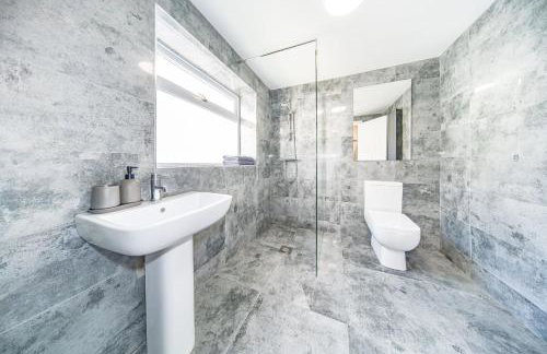 RYAN AIR I BNB - Huge 4 Bedroom House with Free Parking - Foto 19