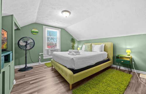 Cozy Downtown Stay w Private Backyard & Parking - Foto 46