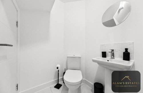 Spacious 2-Bed House, Free Parking, Fast Wi-Fi, Netflix, Contractors Welcome - Photo 33