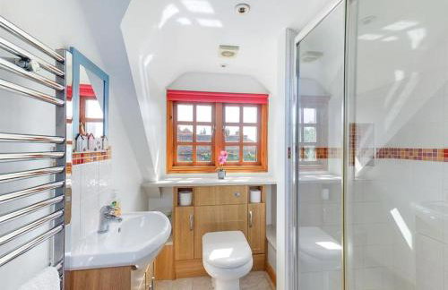 Riverside Cottage with balcony and fishing jetty - Foto 21