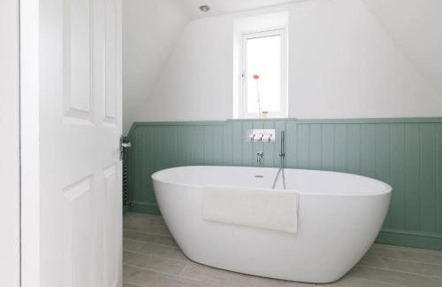 Stunning 5BR Home With Pool - 5 min to Beach - Foto 92