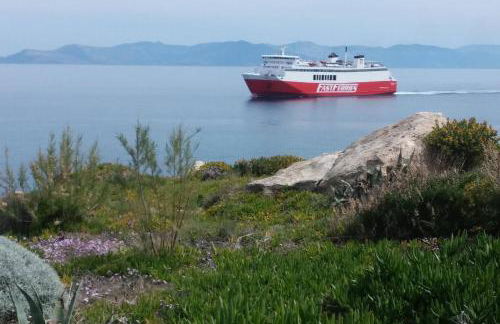 Overlooking the blue sea - Foto 22