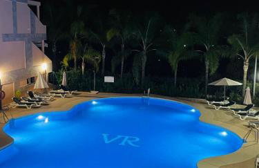 Luxury seaview apartment in Marbella located in a secure gated community with swimming pool and large terrace Perfect for families visiting Marbella and Puerto Banús - Foto 7