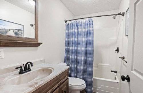 Hot Tub! LRG Home! Sleeps 24!Near Ithaca! Dogs OK - Foto 14
