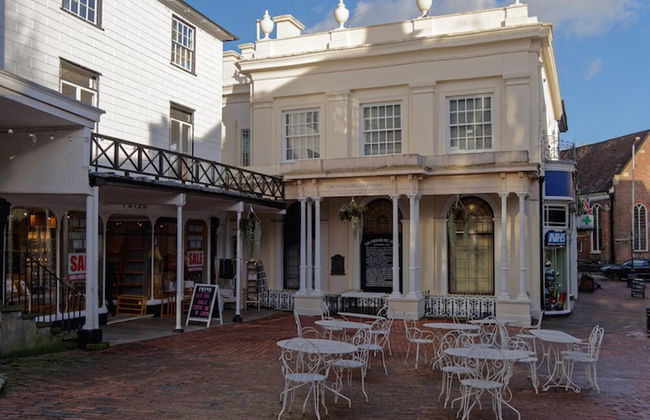 Stunning 2-bed Apartment in Tunbridge Wells - Photo 17