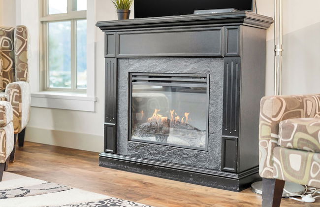 3BR Lakeside Penthouse Retreat - Photo 19