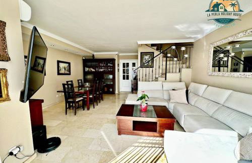 Seafront Townhouse with Stunning Mediterranean Views, community pool - Foto 19