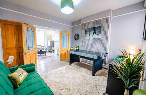3BR 2Bath Home with Hot Tub Games Room By Stadium with Fast WiFi & Free Parking - Foto 27