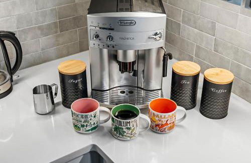 Austin Oasis Spacious 4BR Retreat with Hot Tub Cowboy Pool and Infrared Sauna Perfect for Families and Bachelorettes - Photo 7