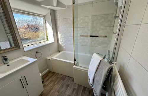 Family-Friendly 4BR Home in Sale, Manchester - Garden & Double Driveway - Foto 19