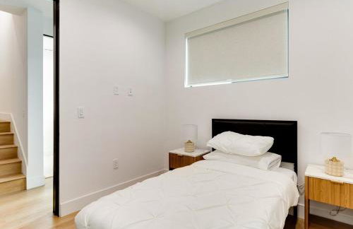 Modern Luxe Retreat Four-Bedroom - Photo 18