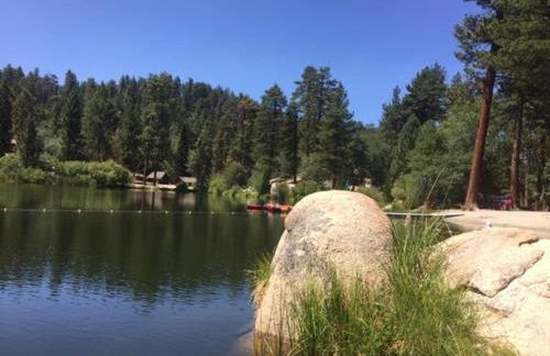 Spacious cozy chalet huge deck over seasonal creek - Foto 44