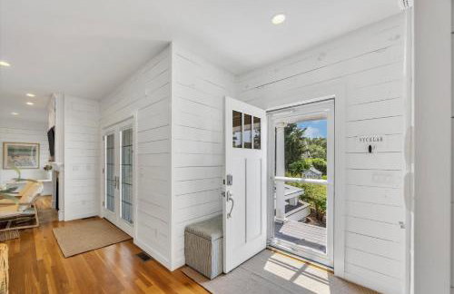 Stay 1 Block from Ocean at 7-Bed Retreat with Yard, Deck and Game Room, Host Up to 22 Across 16 Beds, Gas Fireplace, Gas Grill, Ample Parking, Walk to Menauhant Beach, Perfect for Family Getaway, 24 Hr Hospitality - Foto 42