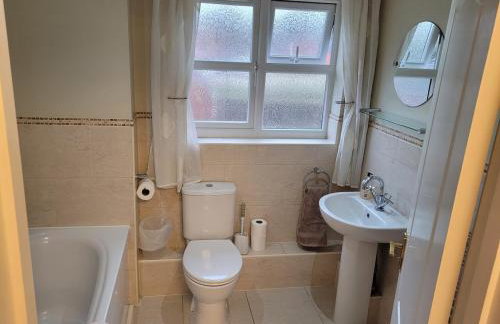 Detached luxury 5 bed house, lanscaped garden, fire pit, parking, can sleep families or workers - Foto 25