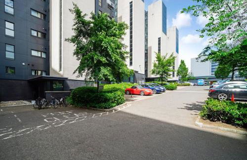 Luxury Huge Modern Open Plan 2Bedroom Flat - Free Private Parking & Balcony located at the OVO Hydro and SEC Centre - Foto 13