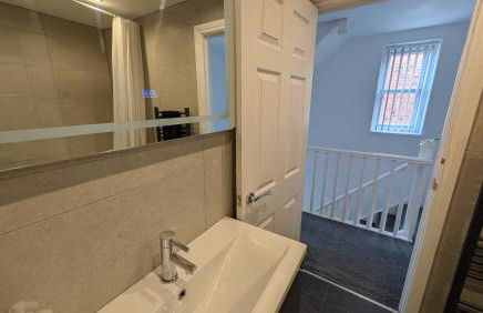 Large Modern House with Private Parking - Foto 62