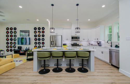 3bd-Rooftop Movie Theater-BBQ-Retro Music Theme-Downtown 8mins - Photo 2