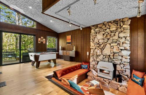 Retro Retreat with Hot Tub, Sauna & Arcade - Foto 3