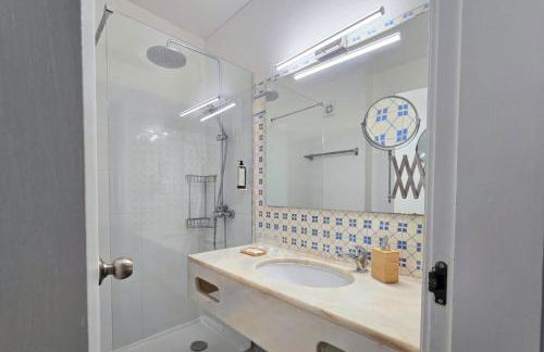 Beach House on Faro Island with a Dreamy Terrace and 7 Beds for the Perfect Escape - Foto 21