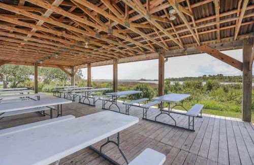 Surf City 2BR Model Home with Pool and Boat Ramp Access - Foto 22