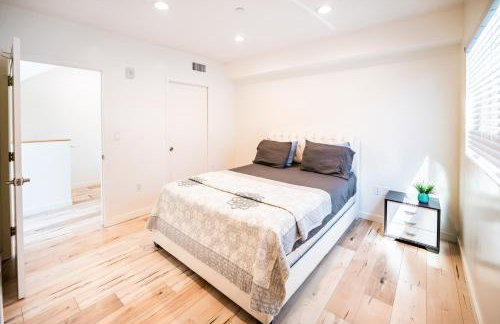 Modern 3 Bedroom 3 Level Loft in Hollywood Sleeps 10 Free Gated Parking Full Kitchen - Photo 12