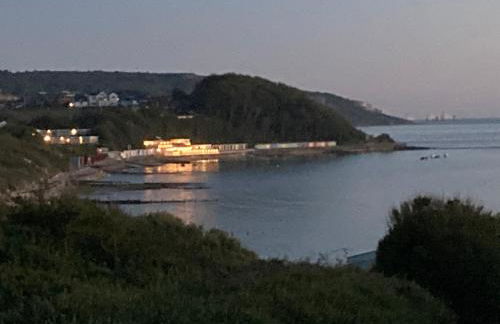 BAYVIEW self-catering coastal bungalow in rural West Wight - Photo 19