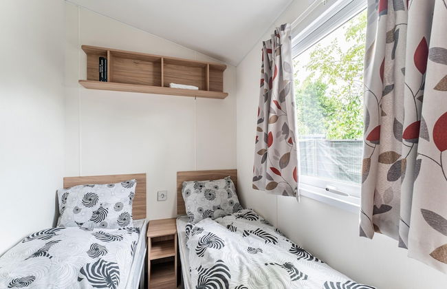 Relaxing Holiday Chalet by the Water in Grou - Foto 9