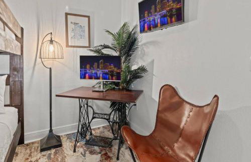 Hideout on the Hillsborough is a Gorgeous Renovated 3BR Pet Friendly Home on the Hillsborough River located in the North End of Seminole Heights - Foto 35