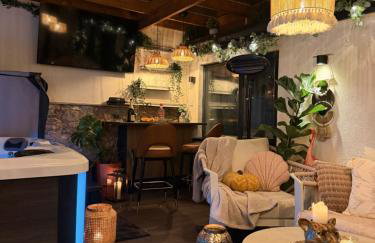 Flamingo Retreat with Hot Tub and private Garden - Foto 9