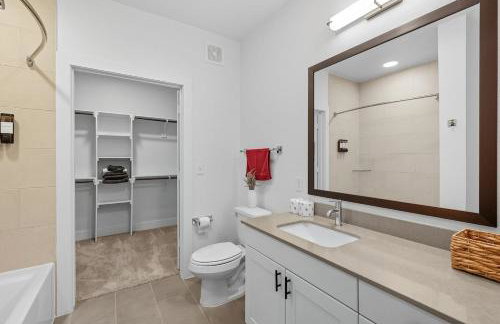 412 Stylish 2B2B Resort Style Pool & Gym, Golf Simulator, 7M to Dickies Stadium, 15M to AT&T stadium - Photo 4