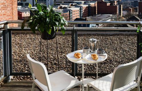 Deluxe City Centre Studio Apartment with Balcony & City Views - FREE WIFI NETFLIX, GYM ACCESS - WESTONE - Photo 5