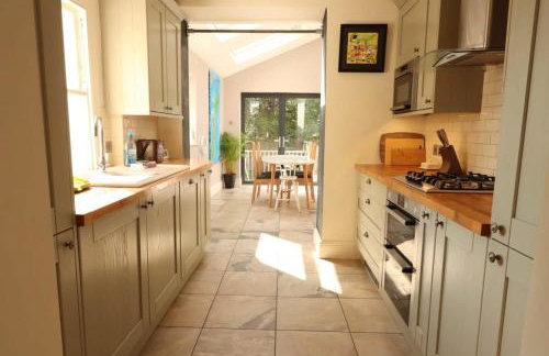 Bright Two Bedroom House with Parking and Garden - Foto 11