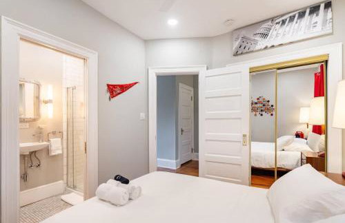 Mid-Century Marvel Steps from Restaurants Bars and Markets 3BR & 2BA - Foto 24