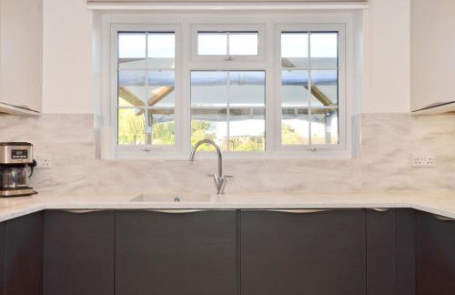 Dassia-Rural Bungalow, Dog Friendly with Hot Tub Near Gurnard - Foto 17